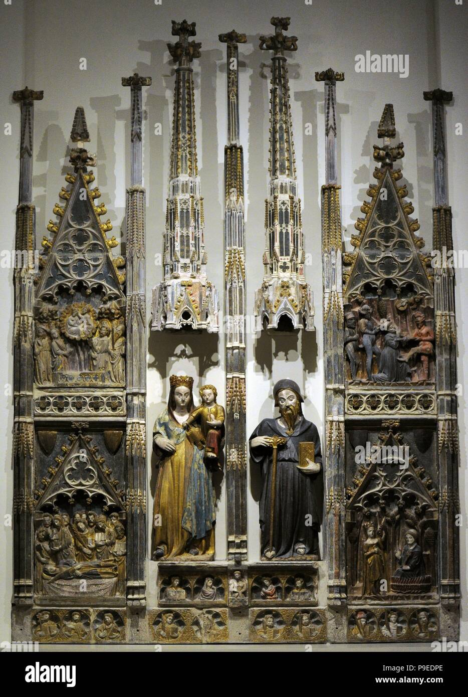 Anónimo. Lleida, Cataluña. Retablo de la Virgen y San Antonio Abad, 1378-1390. Talla en piedra policromato y dorada con pan de oro. Procedere de la Iglesia del Salvador de Gerb, provincia de Lleida. Museo Nacional de Arte de Catalunya (MNAC). Barcellona. Cataluña. España. Foto Stock