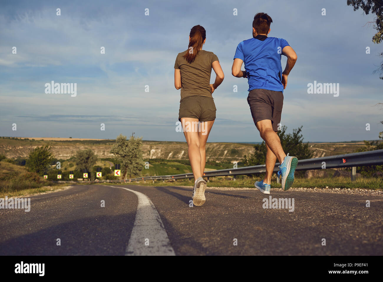 Un ragazzo e una ragazza fare jogging lungo la strada in natura Foto stock  - Alamy