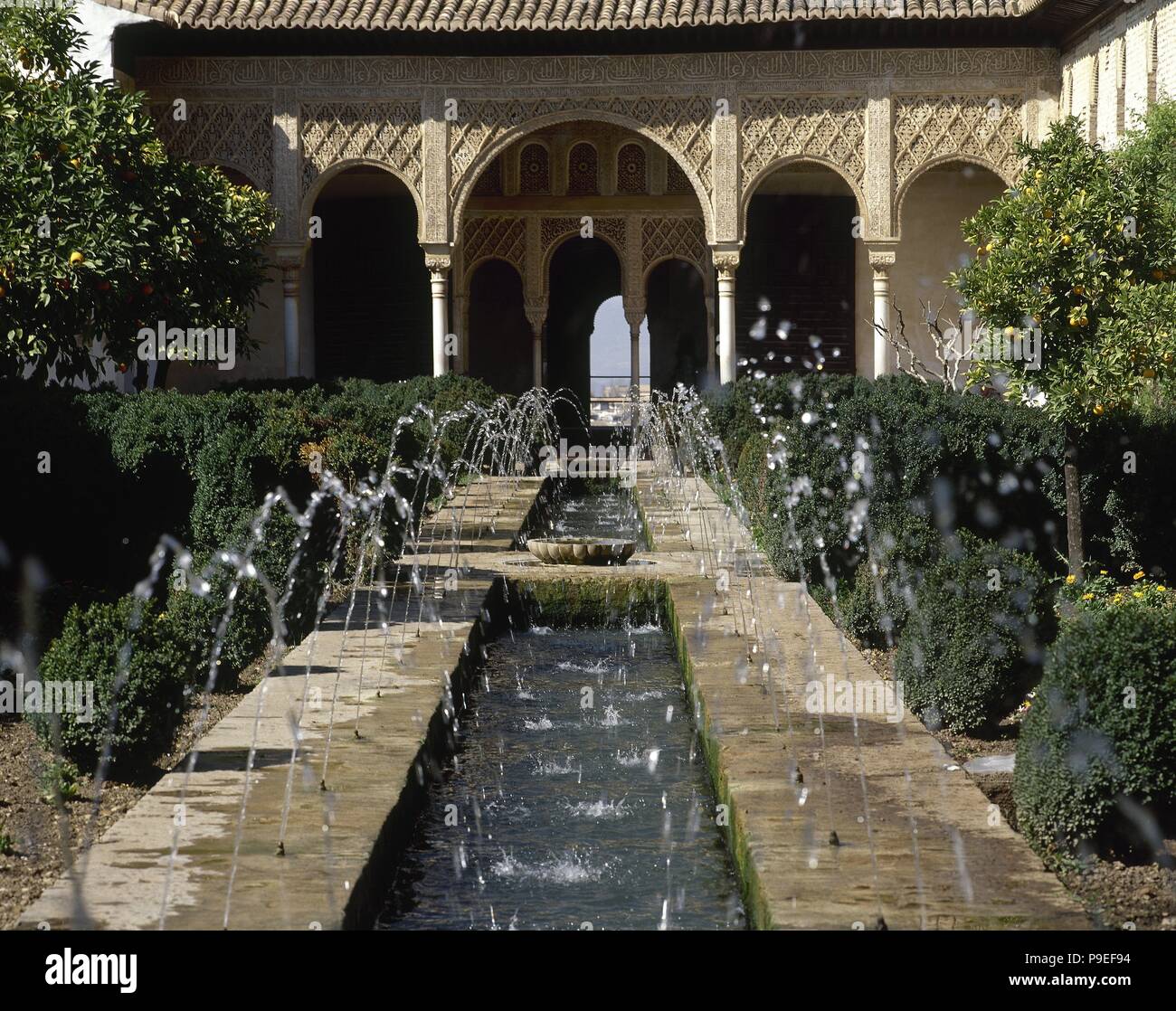 Architettura islamica. Nasrid ser. Palazzo del Generalife. Residenza estiva dei sovrani Nasrid. Patio de la Acequia, con i suoi giardini e fontane. Granada. Andalusia. Spagna. Foto Stock