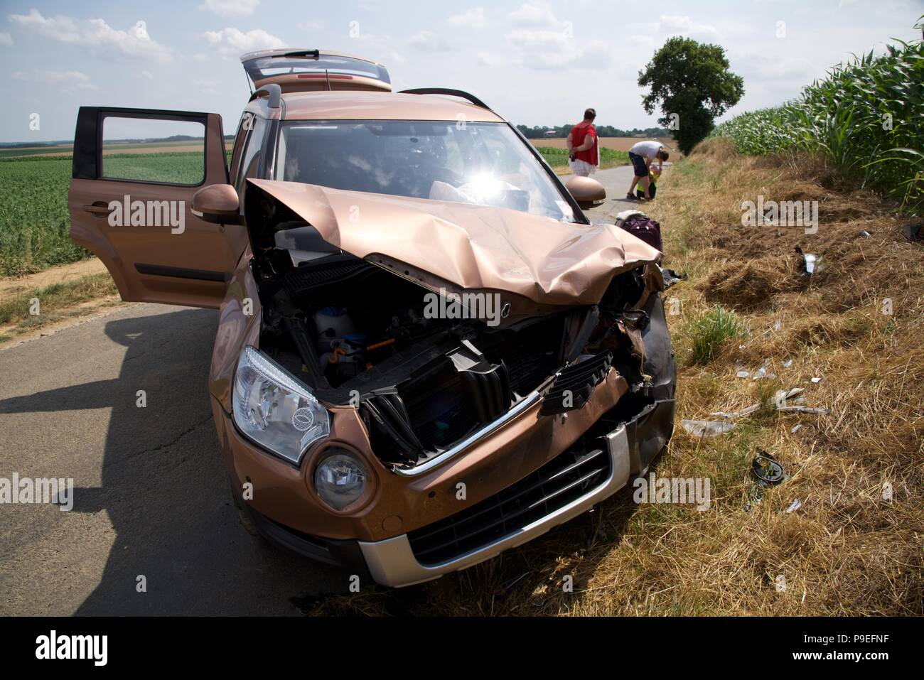 Car Crash: i postumi di una collisione frontale (senza lesioni) su un rurale strada francese con un britannico di proprietà di auto e un corriere francese van (rimosso) Foto Stock