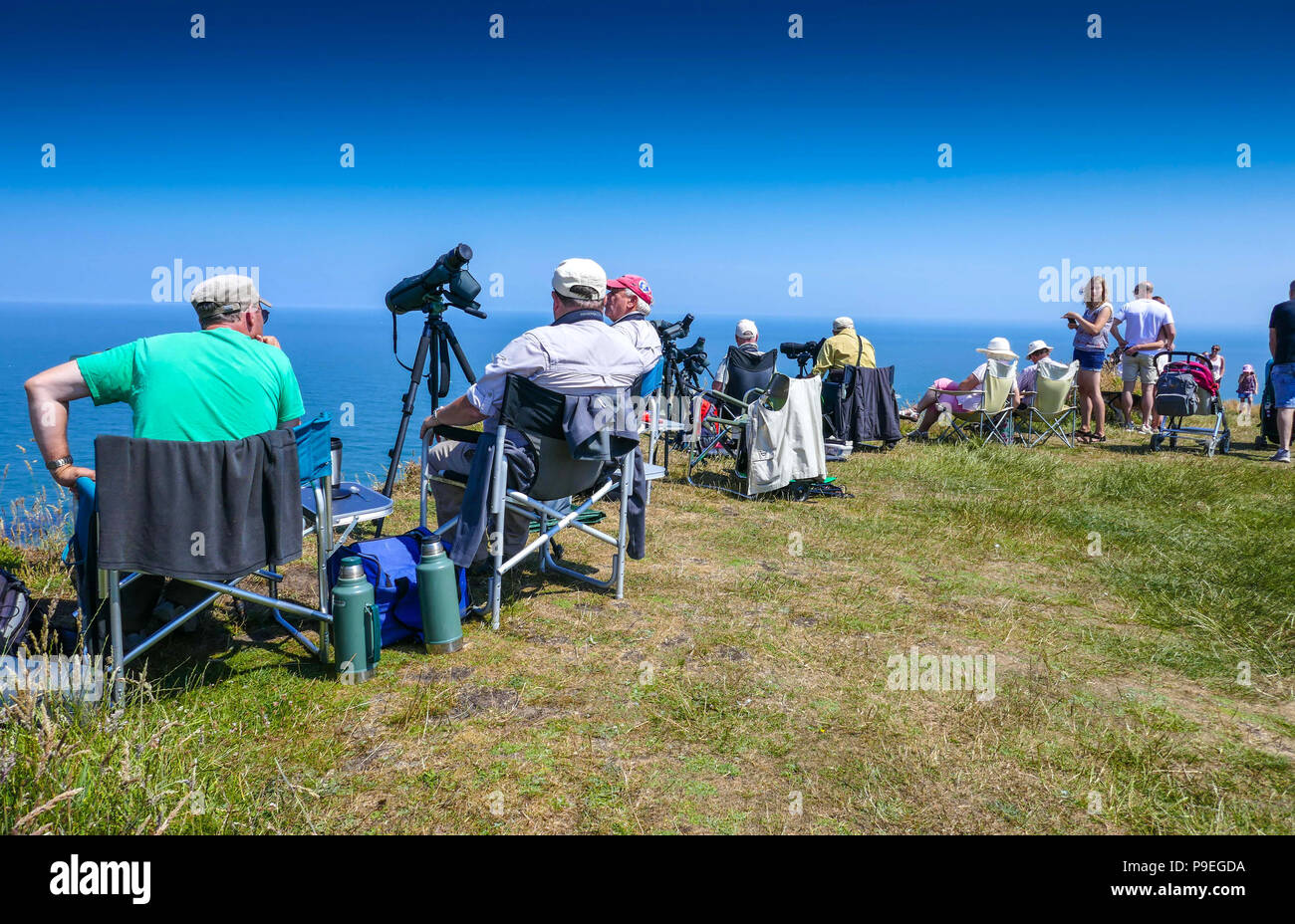 Il birdwatching con telescopi e clima estivo a Flamborough Head, facile Yorkshire Foto Stock