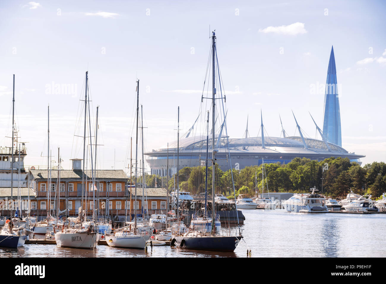 San Pietroburgo. RUSSIA - 03 luglio 2018. Marina con barche e vista in lontananza Krestovsky Stadium (Zenit arena) e Gazprom tower Foto Stock