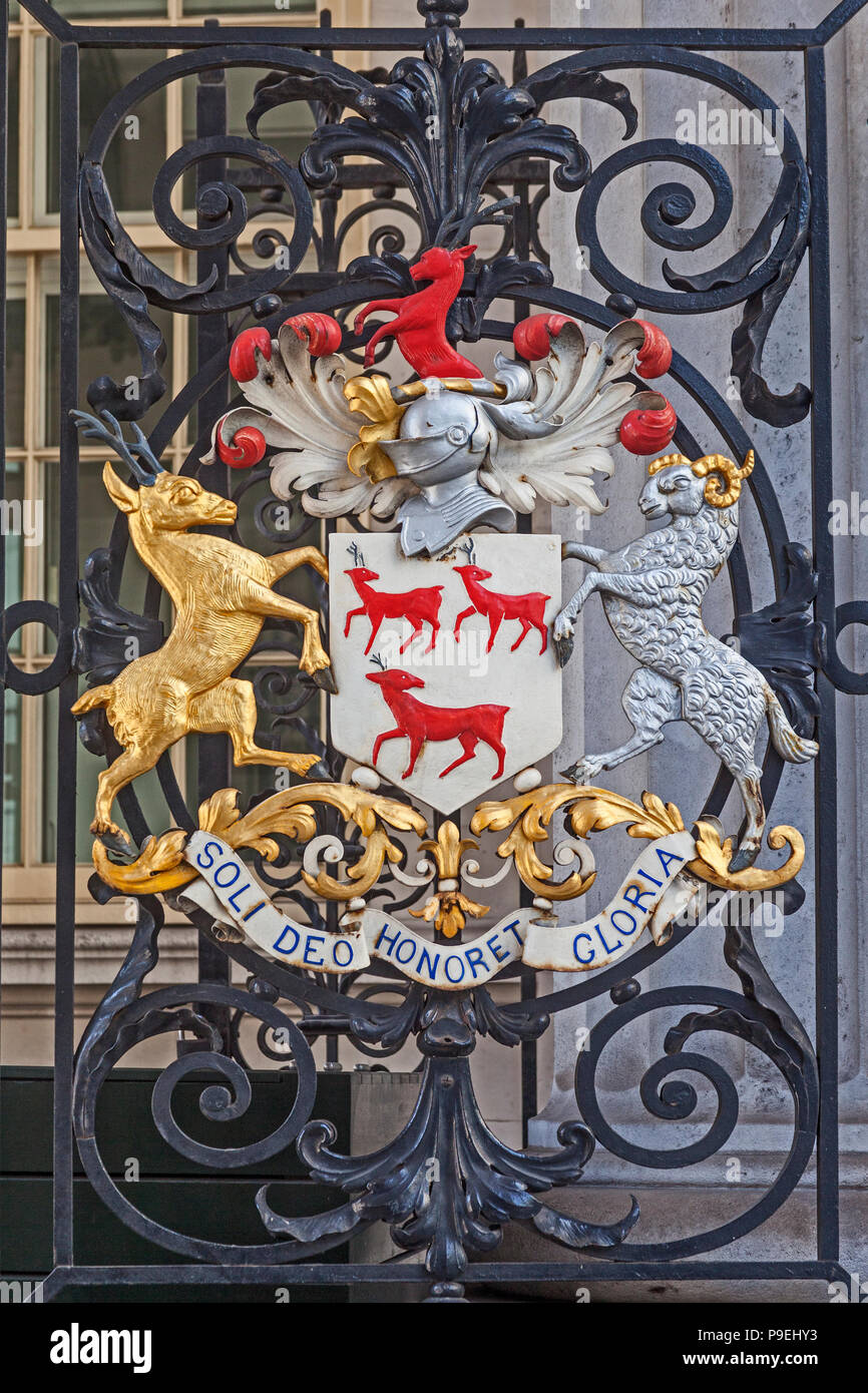 Città di Londra lo stemma della Leathersellers' azienda sui cancelli in ferro battuto del 1878 a Leathersellers' Hall in St Helen's Place Foto Stock