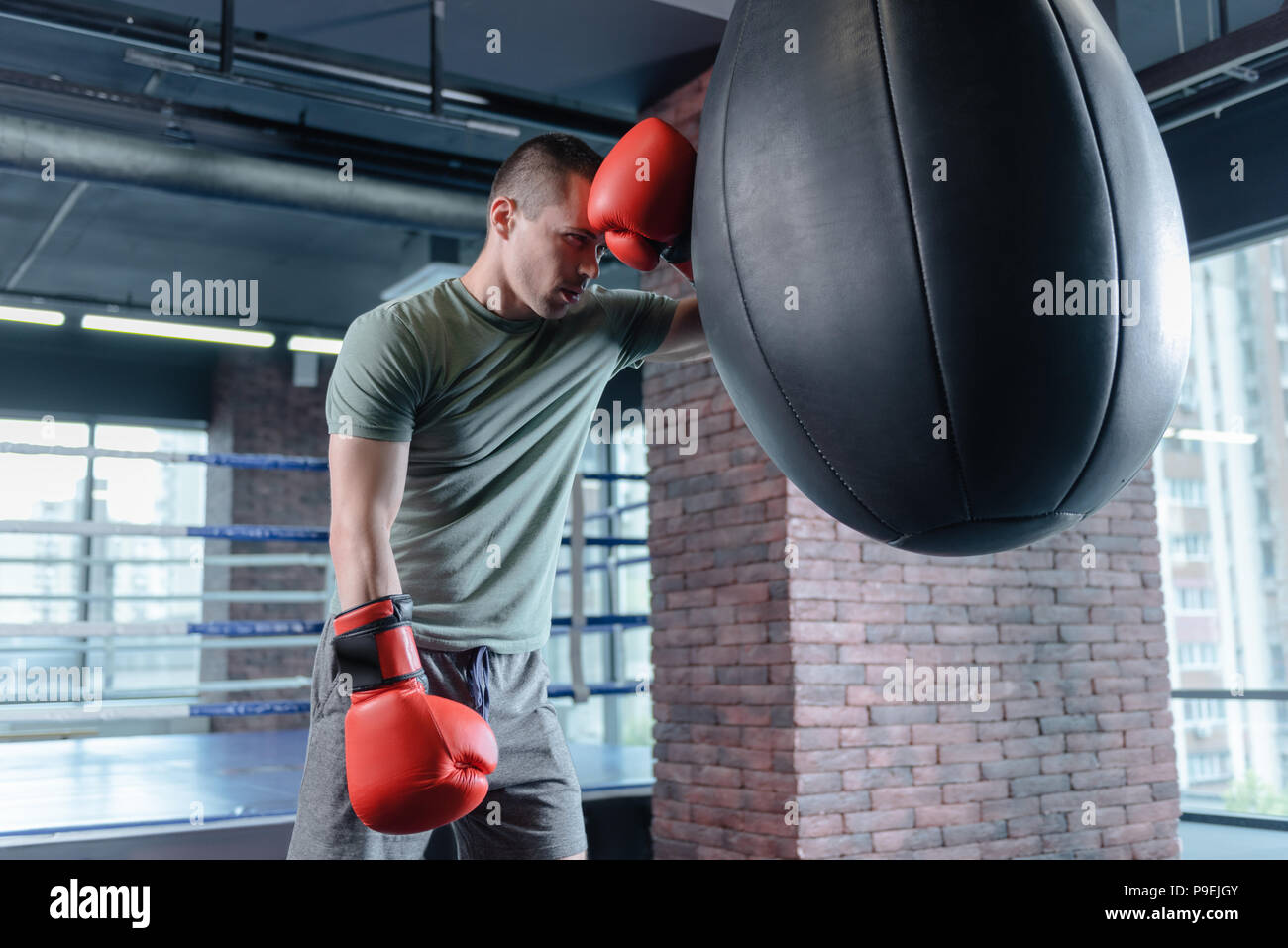 Dai capelli scuri sensazione atleta stanchi dopo un lungo allenamento di occupato Foto Stock