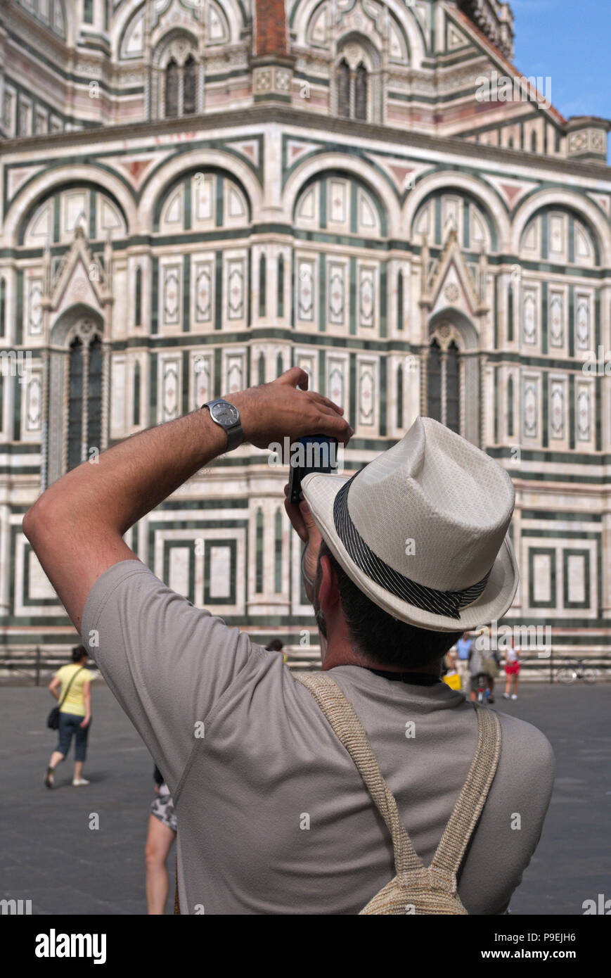 Un turista di scattare una foto con lo smartphone della Basilica di Santa Maria del Fiore o Duomo di Firenze, Italia Foto Stock