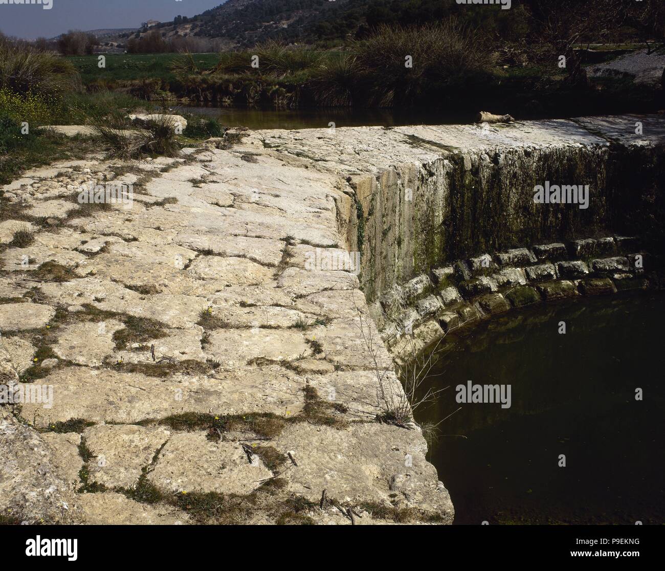 Diga romana di Barcinas. Fu costruito tra il I e il II secolo a.c. per contenere le acque del fiume Cubillas. Deifontes, provincia di Granada, Andalusia, Spagna. Foto Stock