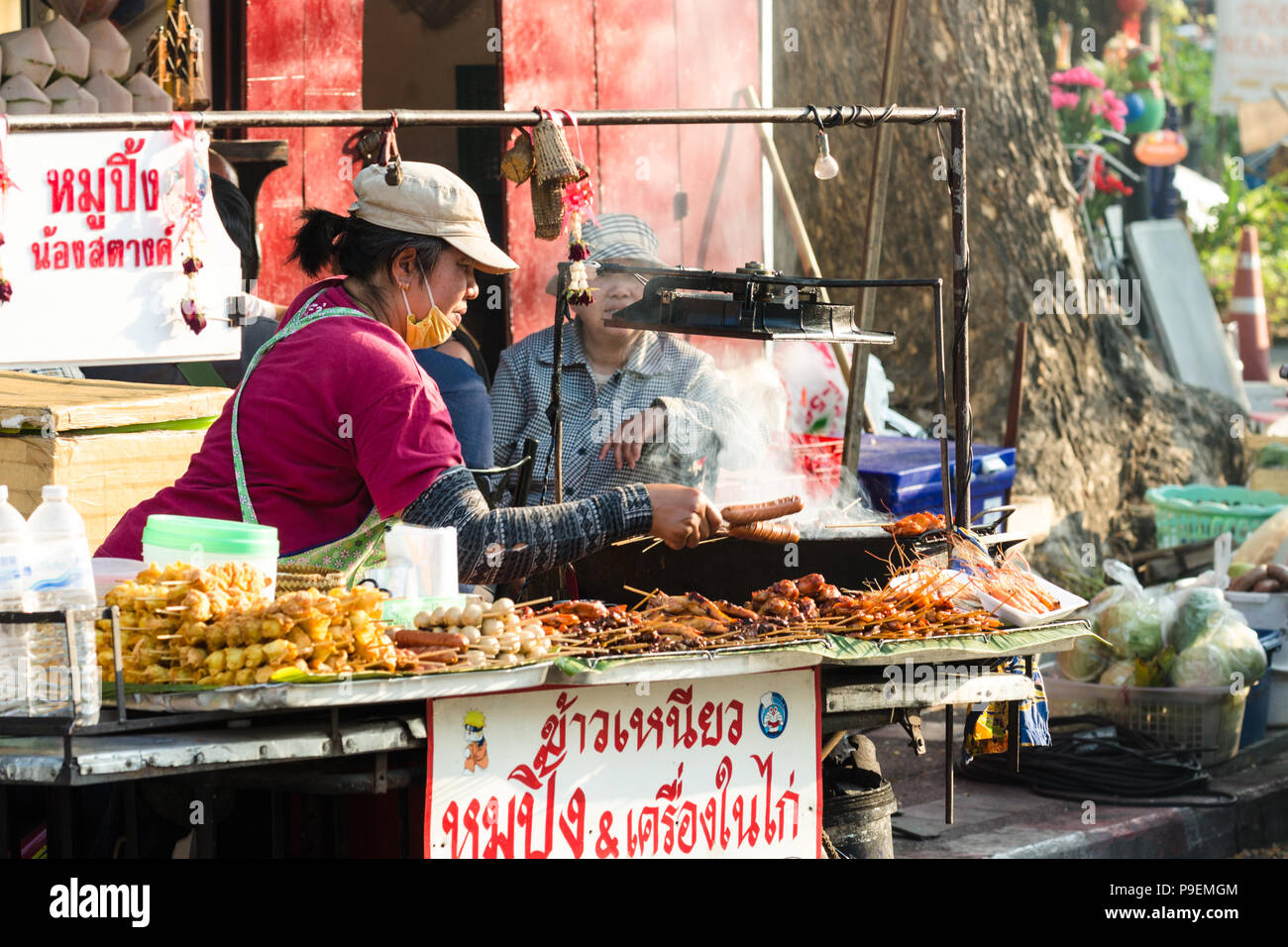 Local Thai donna preparazione del cibo e il cibo di strada in stallo, Chiang Mai, Thailandia Foto Stock