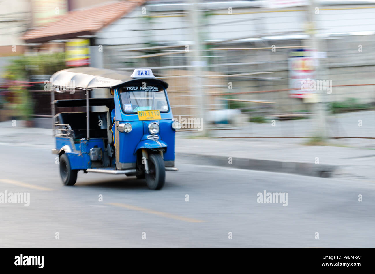 Il panning shot di tuk tuk taxi in Chiang Mai Thailandia Foto Stock