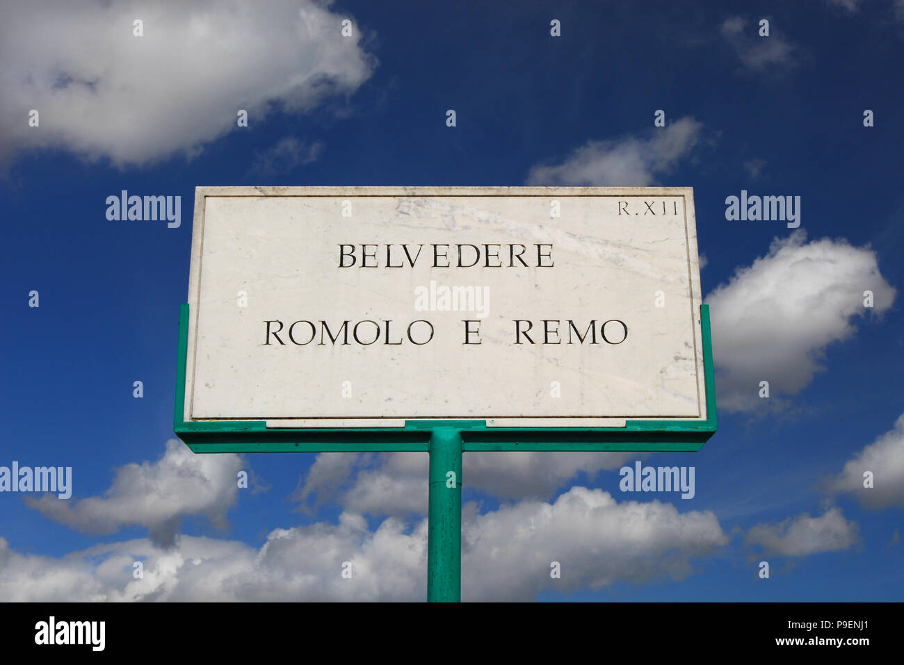 Romolo e Remo terrazza panoramica di marmo antico segno di strada tra le nuvole in Roma Foto Stock