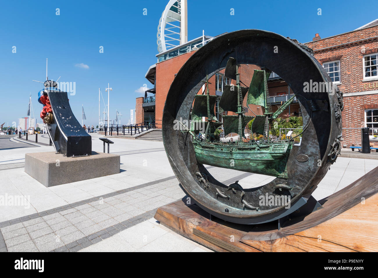 HMS Sirius nave memorial sculpture in Gunwharf Quays Shopping Centre, Portsmouth, Hampshire, Inghilterra, Regno Unito Foto Stock
