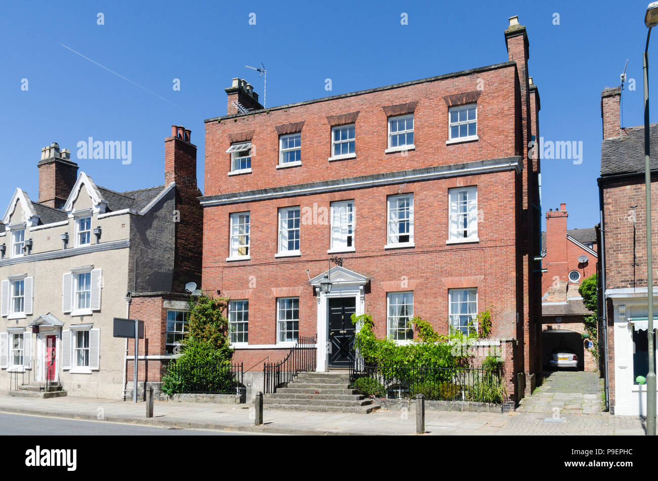 In stile georgiano casa in mattoni rossi nel Derbyshire Dales città mercato di Ashbourne Foto Stock