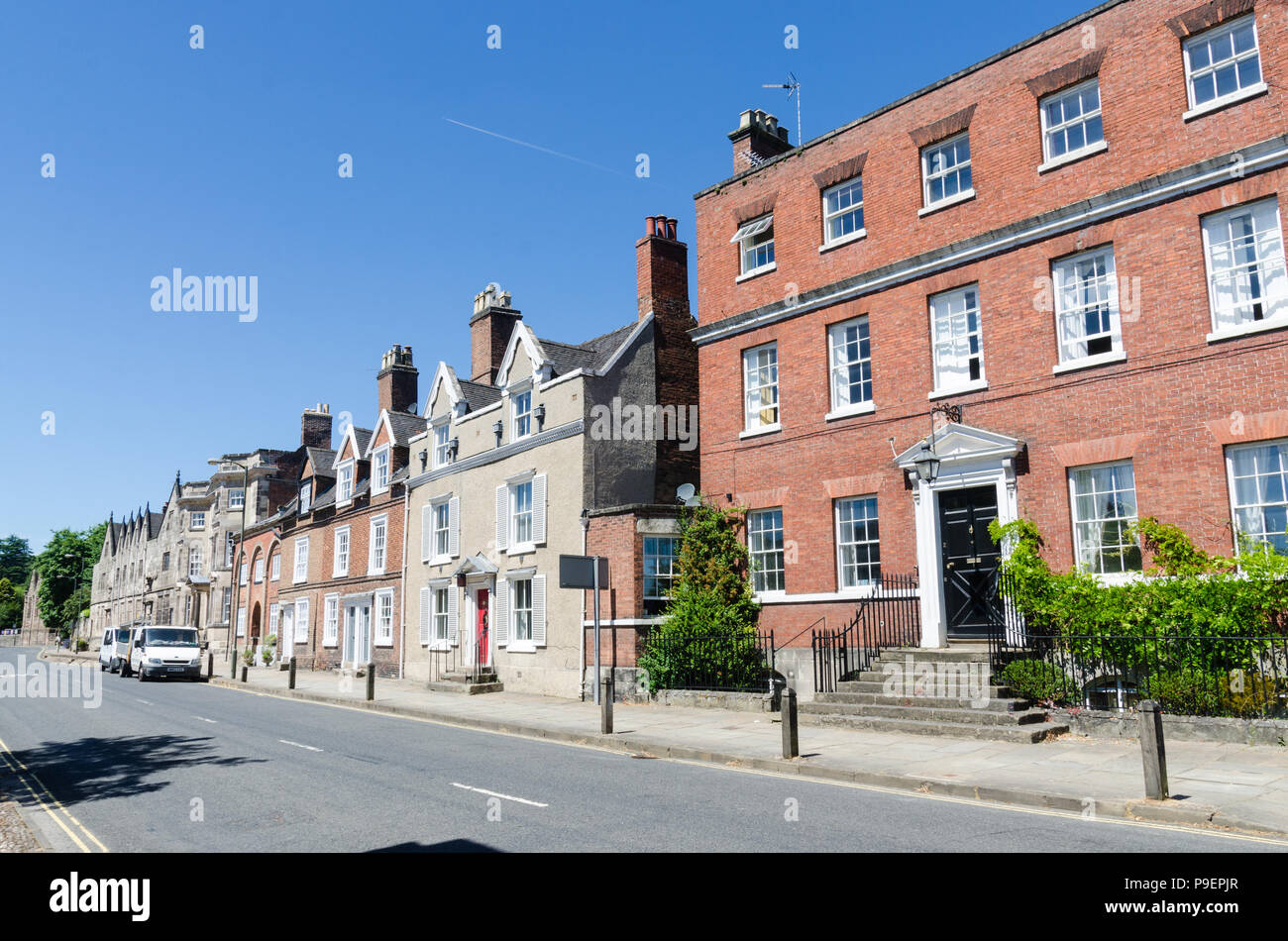 In stile georgiano casa in mattoni rossi nel Derbyshire Dales città mercato di Ashbourne Foto Stock