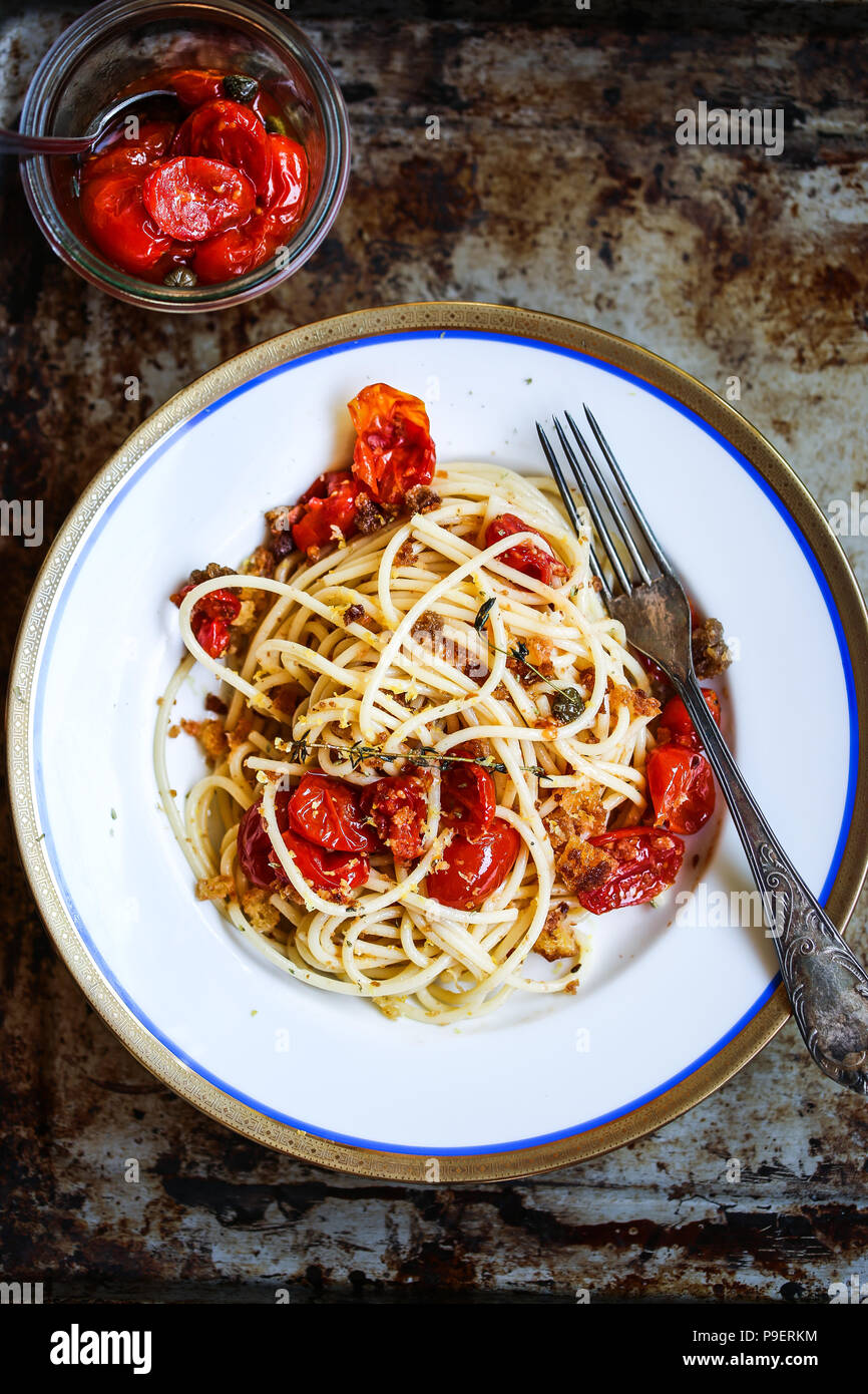 Arrosto di pomodori ciliegia spaghetti. Per una buona salute. Dieta mediterranea Foto Stock