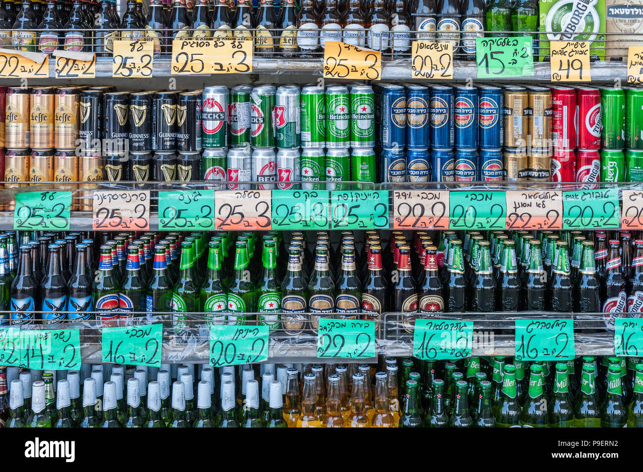 Israele, Tel Aviv-Yafo - 13 Luglio 2018: israeliana le birre e le birre di importazione venduti a shuk hacarmel market Foto Stock