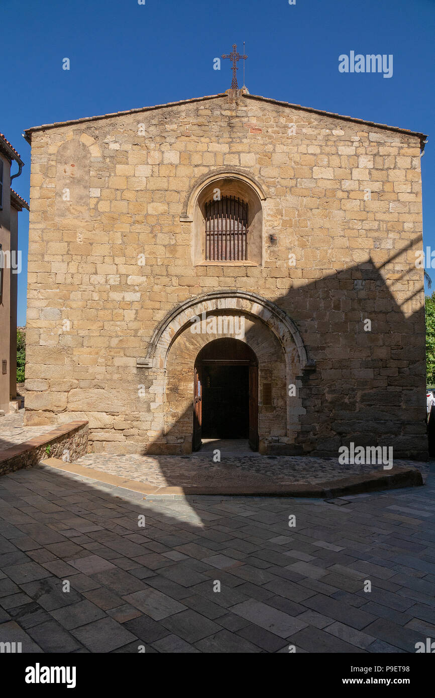 Chiesa di Saint Michel, nel borgo medievale di Grimaud, a sud della Francia Foto Stock