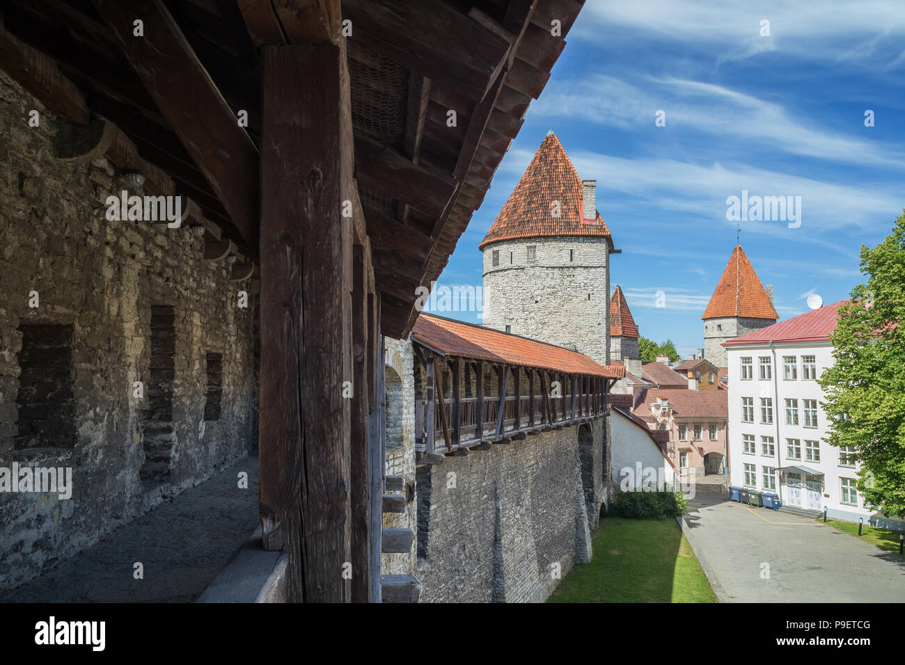 Mura medievali della città (Città o parete o pareti di Tallinn) e torri nella Città Vecchia di Tallinn, Estonia, in una giornata di sole in estate. Foto Stock
