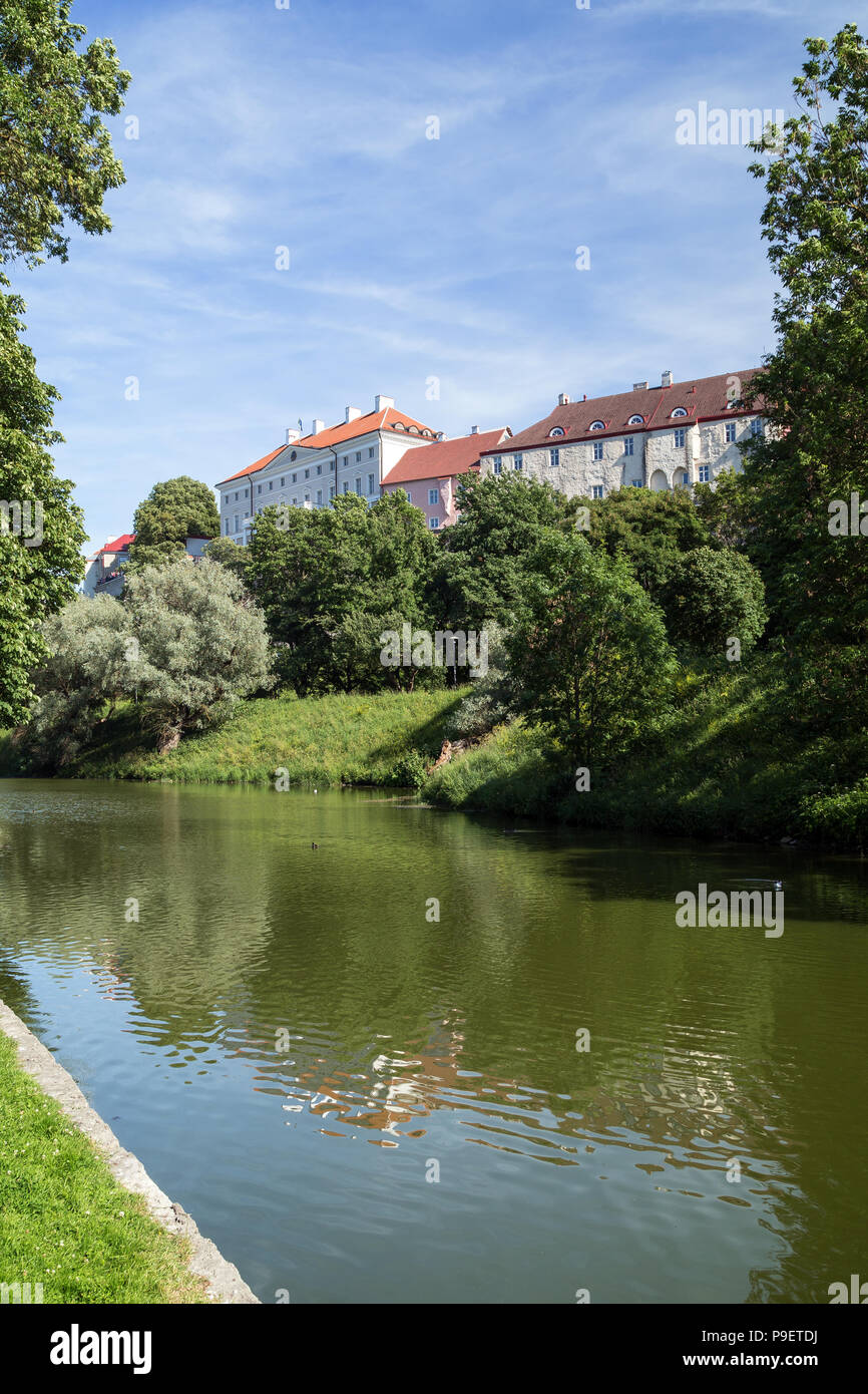 La collina di Toompea alla Città Vecchia con i suoi antichi edifici visto dal Toompark a Tallinn, in Estonia, in una giornata di sole in estate. Foto Stock