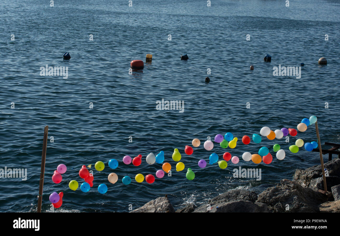 Il palloncino su una stringa su acqua per tiro a segno Foto Stock