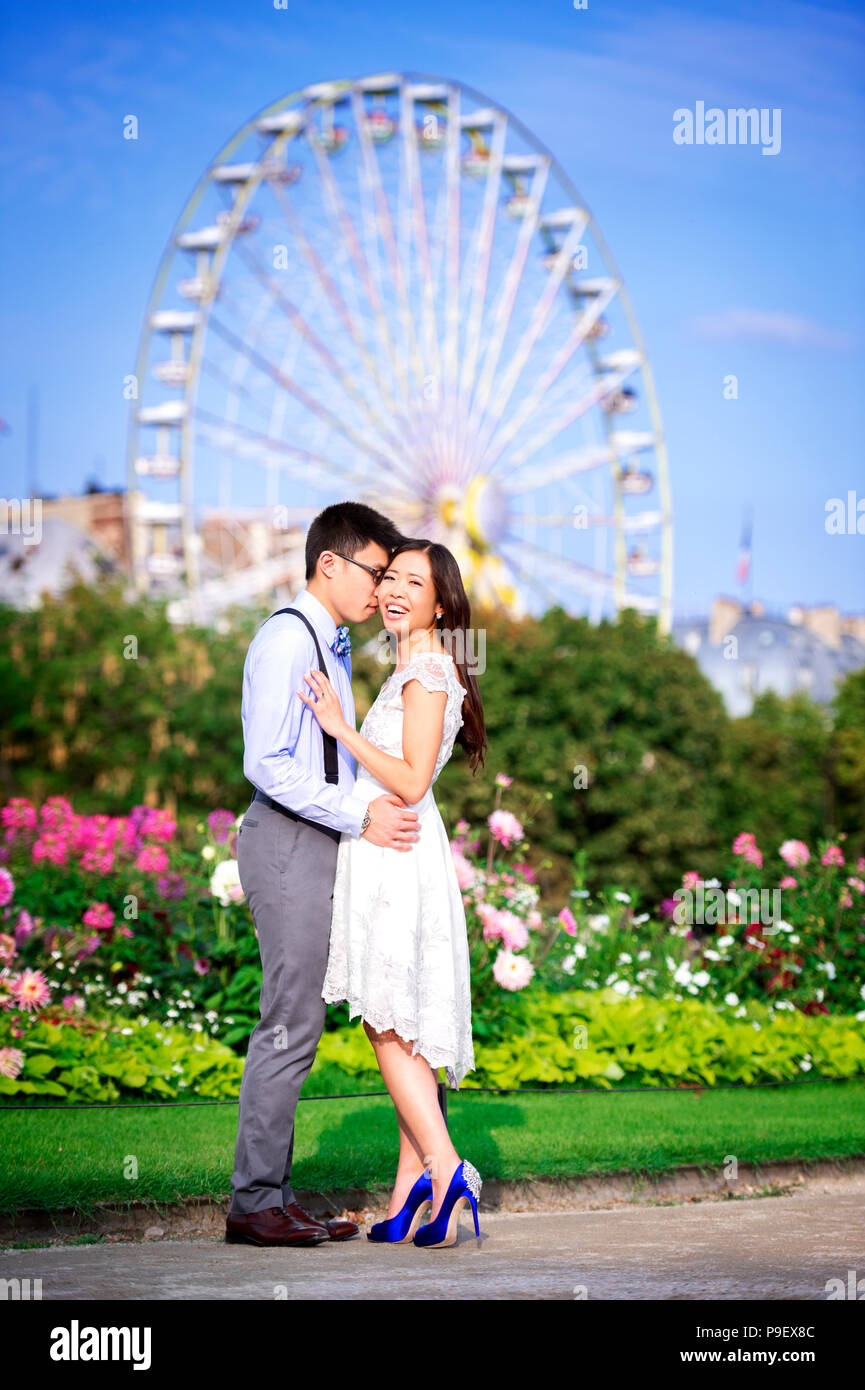 Una bella coppia asiatica trascorrere del tempo nel Giardino delle Tuileries a Parigi, in Francia Foto Stock