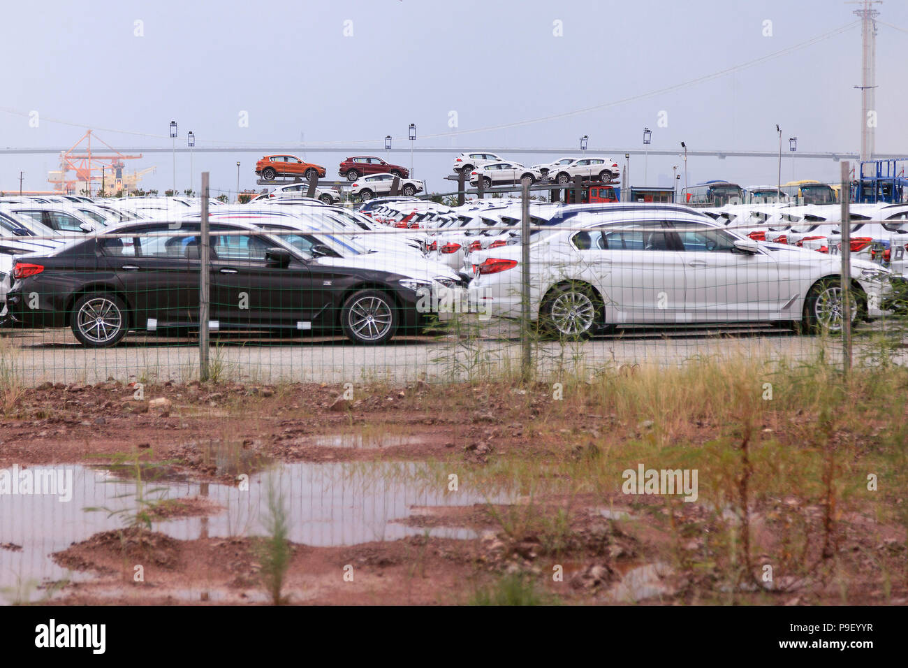 Guangzhou, Cina. 09 Luglio, 2018. Nuove vetture della società BMW sono parcheggiate su un parcheggio al Nansha zona commerciale al porto. Credito: Wenjun Chen/dpa/Alamy Live News Foto Stock