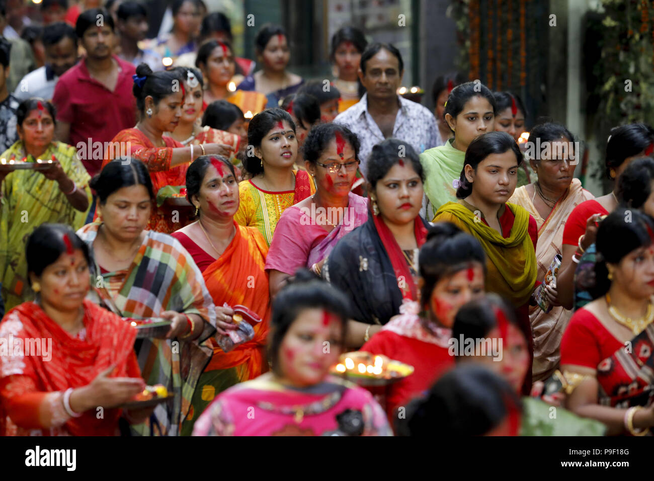 Dacca in Bangladesh. 17 luglio 2018. Le persone che frequentano per offrire puja alla Bipadtarini Devi in Old Dhaka. Durante il rituale di persone provenienti da comunità indù prendere lunga giornata rituale e mantenere veloce. Strettamente associato alla dea Sankattarani e considerato come uno dei 108 Avatar della dea Durga, Bidaptarini è soprattutto pregato per aiutare a superare difficoltà. Credito: ZUMA Press, Inc./Alamy Live News Foto Stock