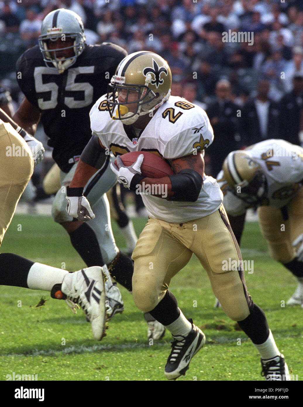 Oakland, la California, Stati Uniti d'America. 9 Nov, 1997. Oakland Raiders vs New Orleans Saints a Oakland Alameda County Coliseum Domenica, 9 novembre 1997. Santi beat Raiders 13-10. New Orleans Saints running back Troy Davis: credito al Golub/ZUMA filo/Alamy Live News Foto Stock