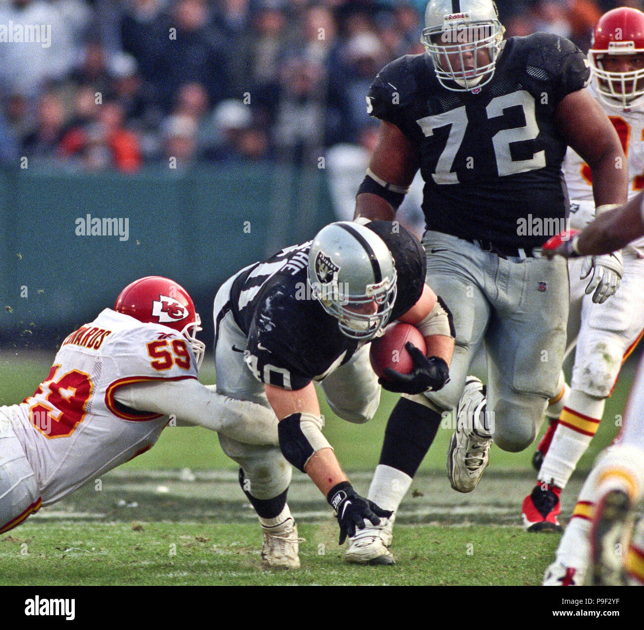 Oakland, la California, Stati Uniti d'America. Il 26 dicembre, 1998. Oakland Raiders contro Kansas City Chiefs a Oakland Alameda County Coliseum Sabato, Dicembre 26, 1998. Capi beat Raiders 31-24. Kansas City Chiefs linebacker Donnie Edwards (59) affronta Oakland Raiders tutto indietro Jon Ritchie Credito: Al di Golub/ZUMA filo/Alamy Live News Foto Stock