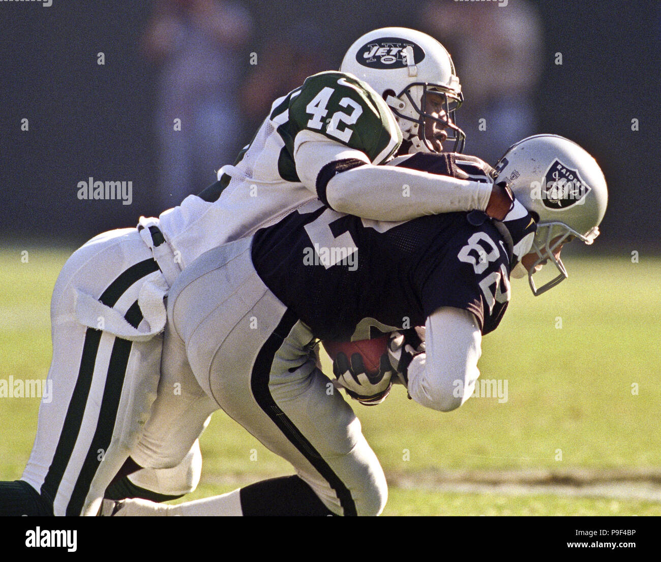 Oakland, la California, Stati Uniti d'America. 24 ott 1999. Oakland Raiders vs New York getti ad Oakland Alameda County Coliseum Domenica, 24 ottobre 1999. Raider beat getti 24-23. New York getti defensive back Marcus Coleman (42) affronta Oakland Raiders wide receiver James Jett Credito: Al di Golub/ZUMA filo/Alamy Live News Foto Stock