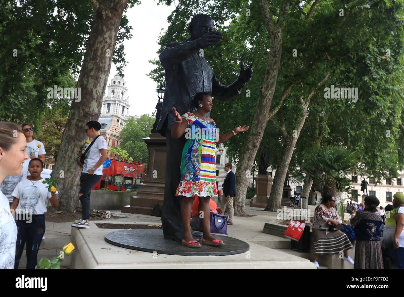 Londra REGNO UNITO. Il 18 luglio 2018. Persone provenienti da comunità sudafricana davanti alla statua di Nelson Mandela in Parlamento per celebrare il centenario dell ex presidente del Sud Africa che morì nel 2013 e che ha guidato la lotta contro il regime di apartheid Credito: amer ghazzal/Alamy Live News Foto Stock