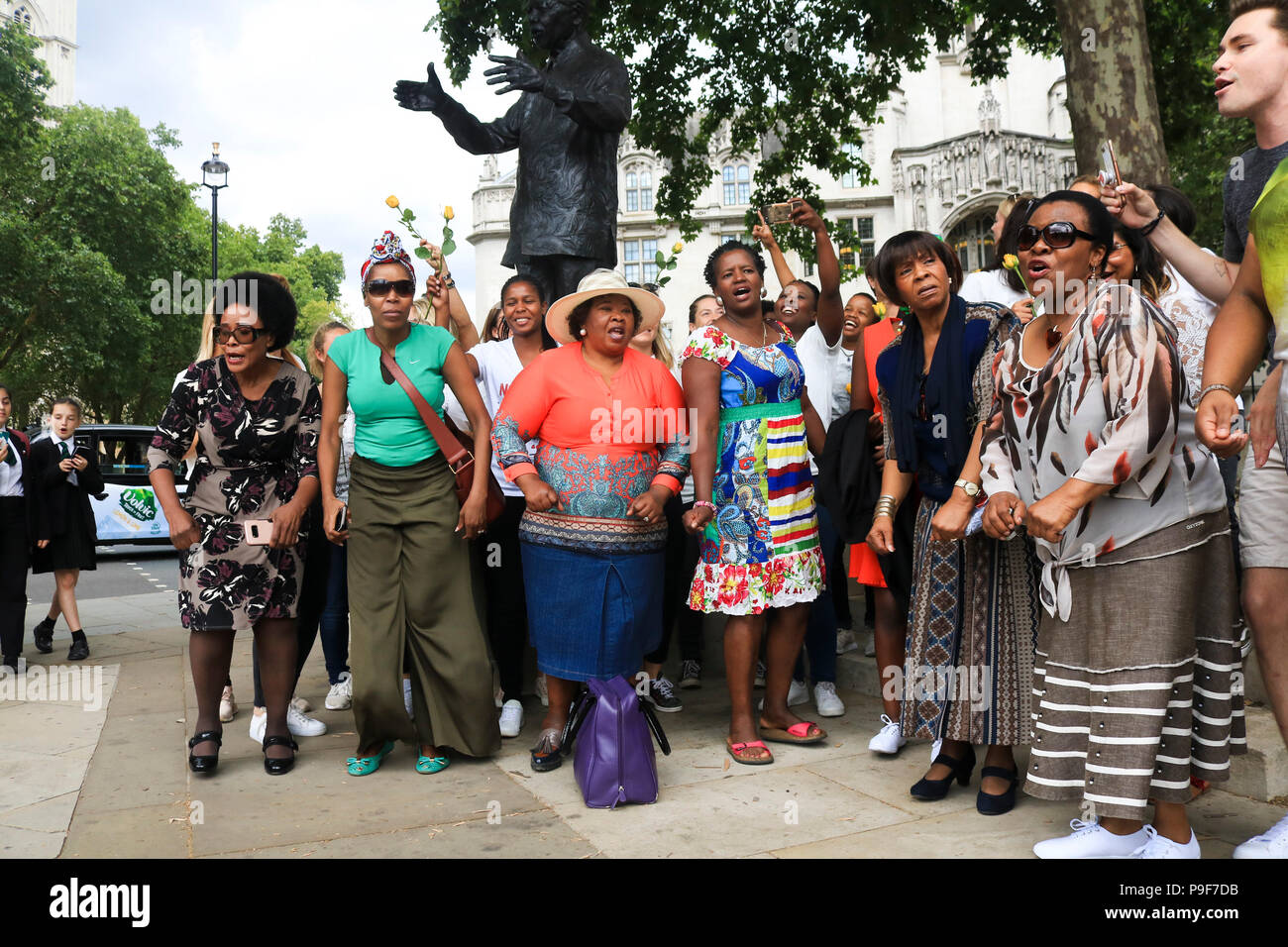 Londra REGNO UNITO. Il 18 luglio 2018. Persone provenienti da comunità sudafricana davanti alla statua di Nelson Mandela in Parlamento per celebrare il centenario dell ex presidente del Sud Africa che morì nel 2013 e che ha guidato la lotta contro il regime di apartheid Credito: amer ghazzal/Alamy Live News Foto Stock