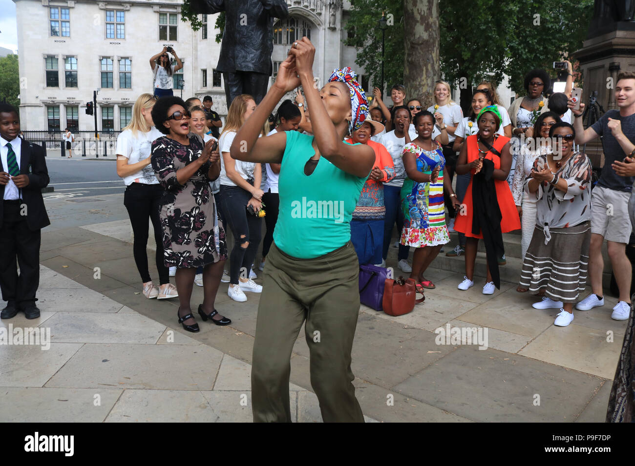 Londra REGNO UNITO. Il 18 luglio 2018. Persone provenienti da comunità sudafricana davanti alla statua di Nelson Mandela in Parlamento per celebrare il centenario dell ex presidente del Sud Africa che morì nel 2013 e che ha guidato la lotta contro il regime di apartheid Credito: amer ghazzal/Alamy Live News Foto Stock