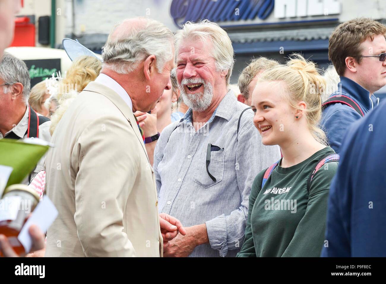 Honiton, Devon, Regno Unito. Il 18 luglio 2018. Il Duca e la duchessa di Cornovaglia visita il cancello alla piastra mercato alimentare a Honiton nel Devon. Credito Foto: Graham Hunt/Alamy Live News Foto Stock