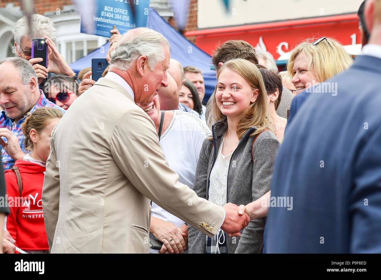 Honiton, Devon, Regno Unito. Il 18 luglio 2018. Il Duca e la duchessa di Cornovaglia visita il cancello alla piastra mercato alimentare a Honiton nel Devon. Credito Foto: Graham Hunt/Alamy Live News Foto Stock