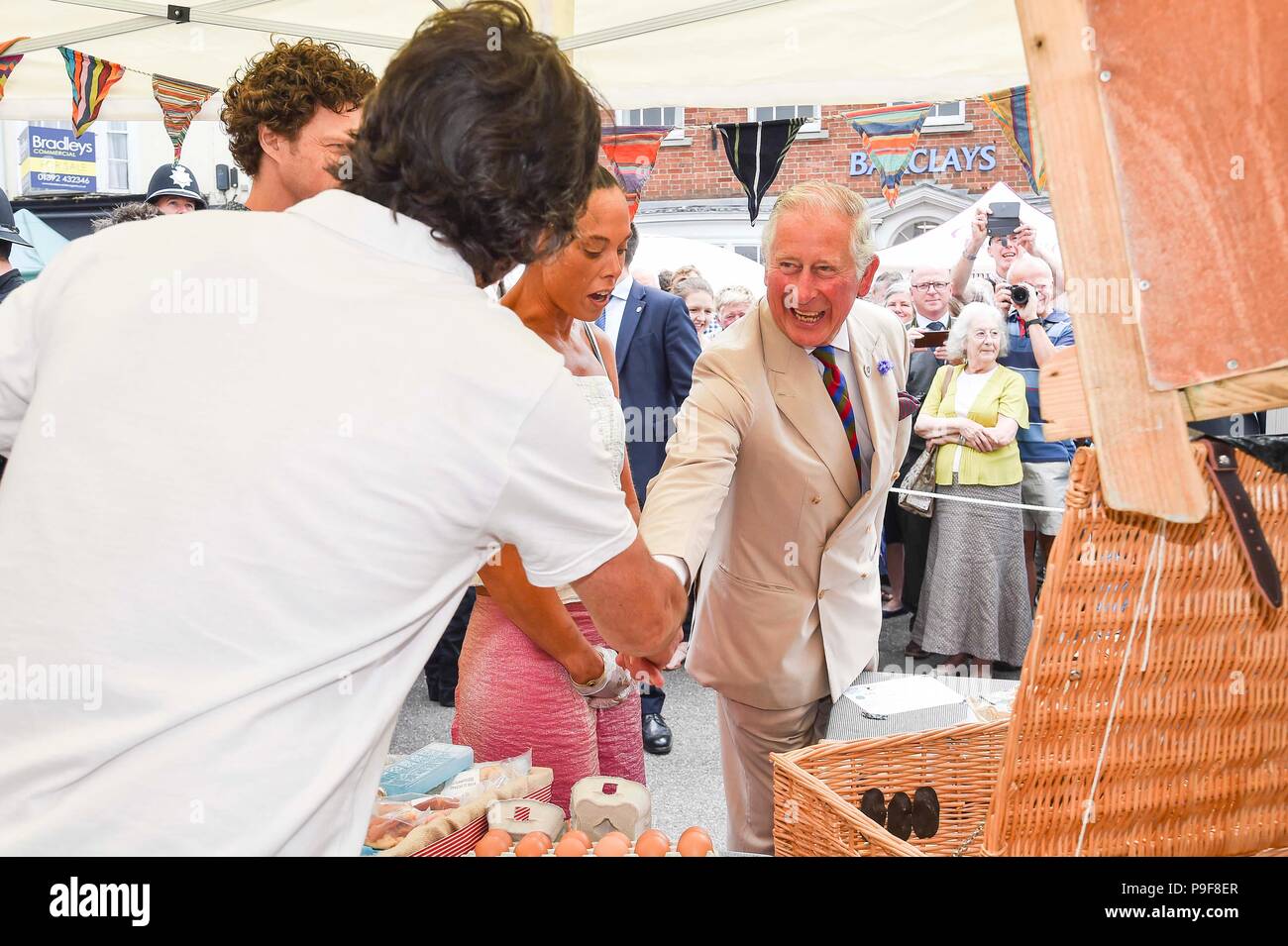 Honiton, Devon, Regno Unito. Il 18 luglio 2018. Il Duca e la duchessa di Cornovaglia visita il cancello alla piastra mercato alimentare a Honiton nel Devon. Credito Foto: Graham Hunt/Alamy Live News Foto Stock