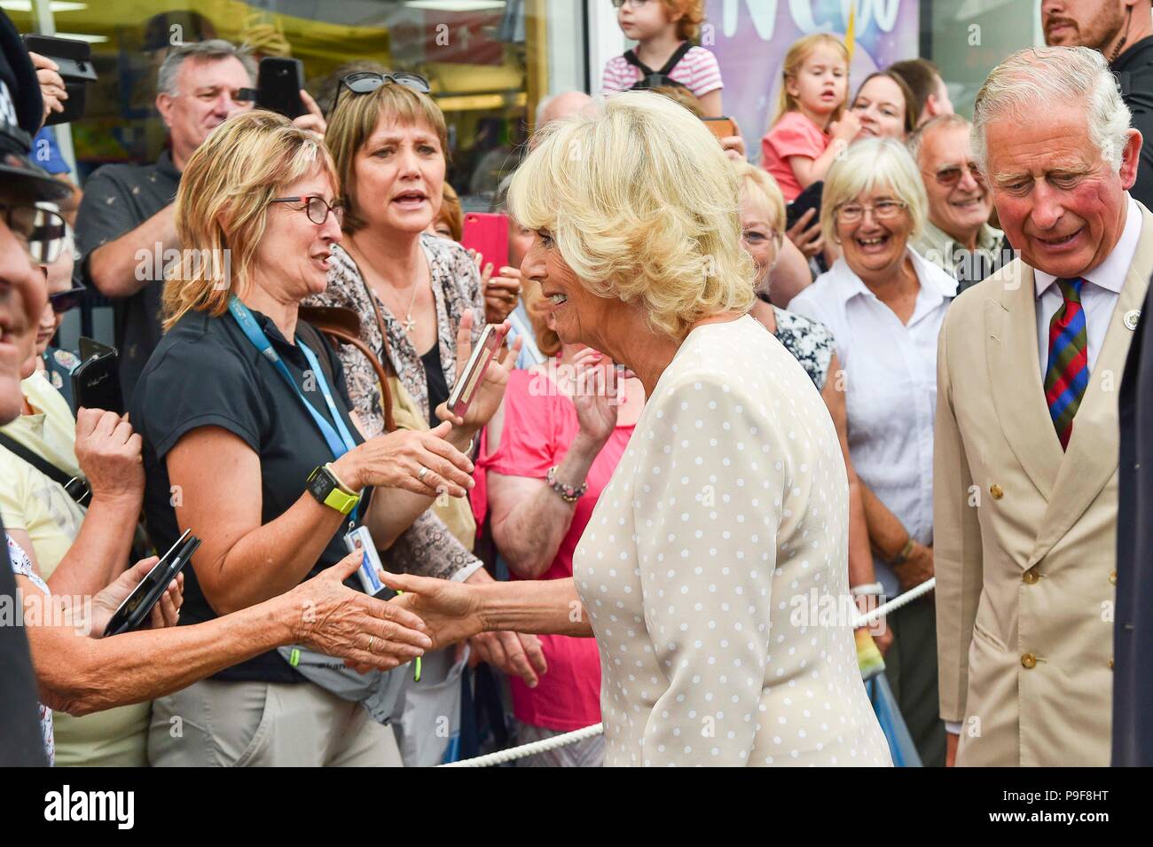 Honiton, Devon, Regno Unito. Il 18 luglio 2018. Il Duca e la duchessa di Cornovaglia visita il cancello alla piastra mercato alimentare a Honiton nel Devon. Credito Foto: Graham Hunt/Alamy Live News Foto Stock