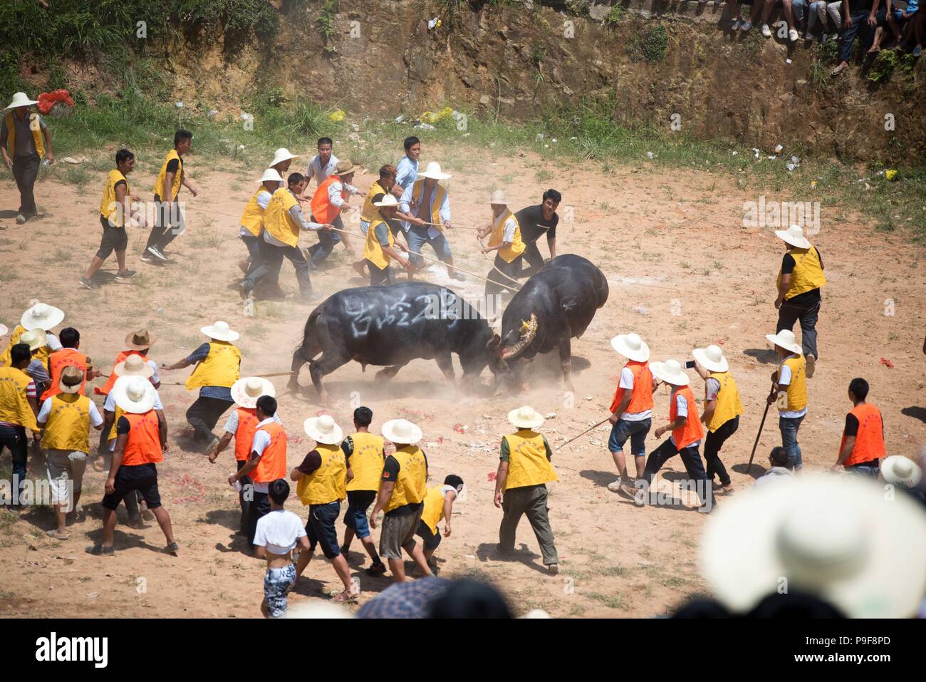 Congjiang, guizhou, Cina. Il 18 luglio 2018. Miao persone detenute il " Giugno 6' corrida attività folk.Credit:Costfoto/Alamy Live News Foto Stock