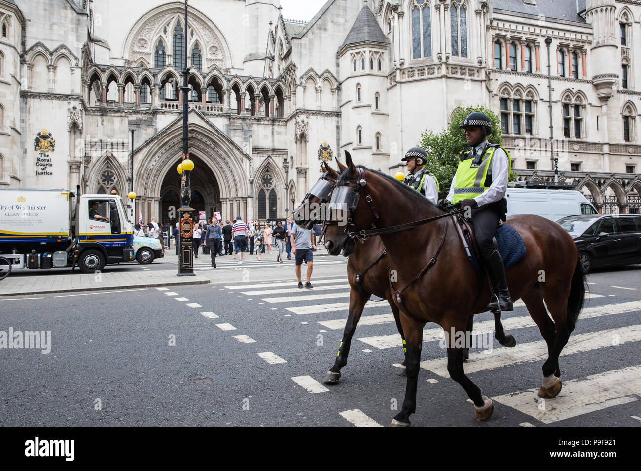 Londra, Regno Unito. 18 Luglio, 2018. I sostenitori di Tommy Robinson, ex leader della difesa inglese League, attendere al di fuori della Corte di Appello per il risultato di un ricorso contro due frasi per disprezzo della corte. Il suo team legale ha sostenuto che i 13 mesi di validità della sua frase era "eccessiva" e che la procedura penale le norme sono state violate in precedenti audizioni in Canterbury e Leeds e chiamato anche per le sue due frasi di disprezzo per essere annullata. Credito: Mark Kerrison/Alamy Live News Foto Stock