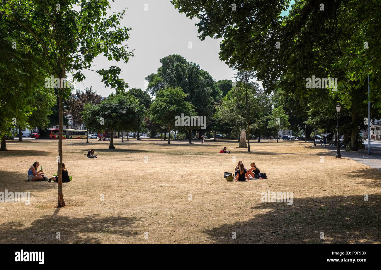 Brighton Regno Unito 18 Giugno 2018 - L'erba è riarsa nelle condizioni di siccità in Brighton il Victoria Gardens come l'ondata di caldo continua nel Sud Est della Gran Bretagna Credito: Simon Dack/Alamy Live News Foto Stock