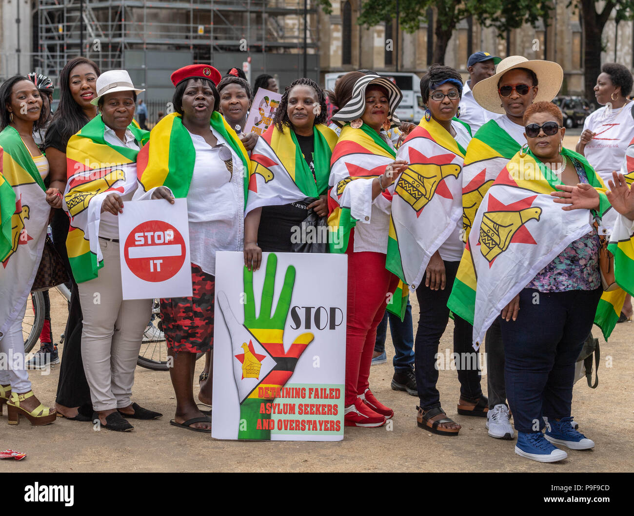 Londra 18 luglio 2018 UK zimbabwani protesta al di fuori della House of Commons contro le deportazioni forzate allo Zimbabwe di immigrati clandestini di credito DavidsonAlamy Ian Live News Foto Stock