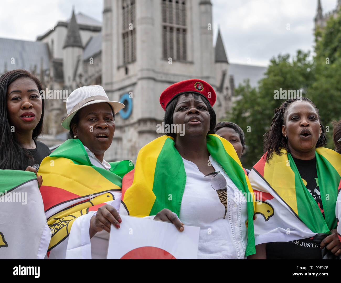 Londra 18 luglio 2018 UK zimbabwani protesta al di fuori della House of Commons contro le deportazioni forzate allo Zimbabwe di immigrati clandestini di credito DavidsonAlamy Ian Live News Foto Stock