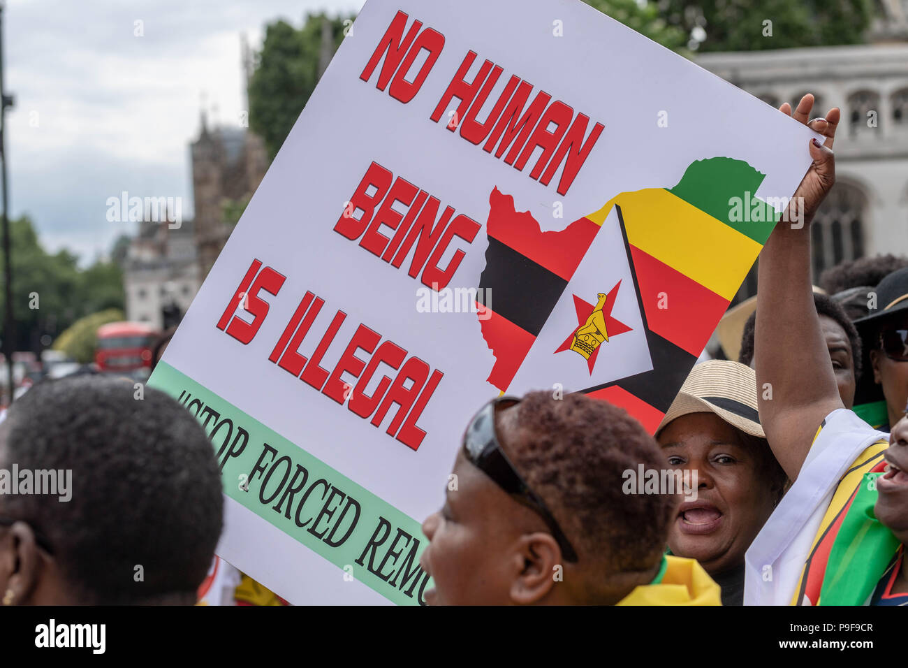 Londra 18 luglio 2018 UK zimbabwani protesta al di fuori della House of Commons contro le deportazioni forzate allo Zimbabwe di immigrati clandestini di credito DavidsonAlamy Ian Live News Foto Stock