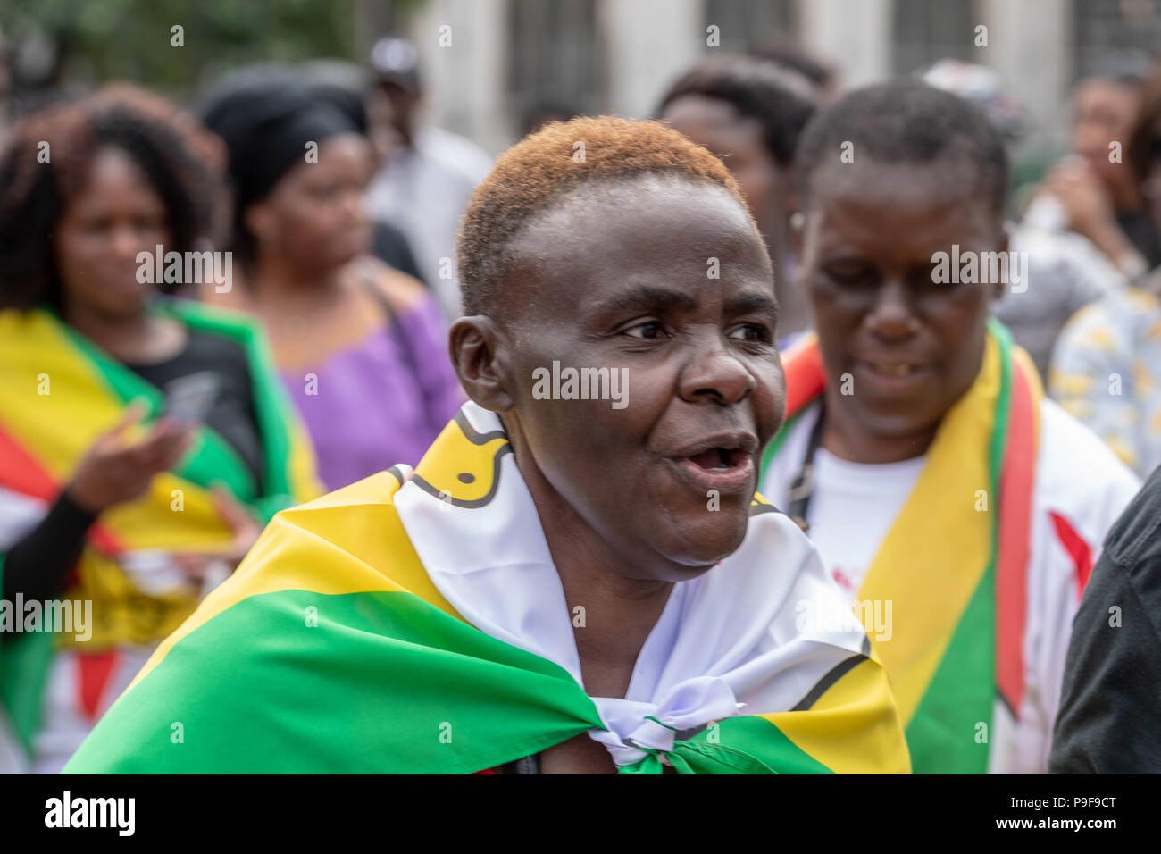 Londra 18 luglio 2018 UK zimbabwani protesta al di fuori della House of Commons contro le deportazioni forzate allo Zimbabwe di immigrati clandestini di credito DavidsonAlamy Ian Live News Foto Stock