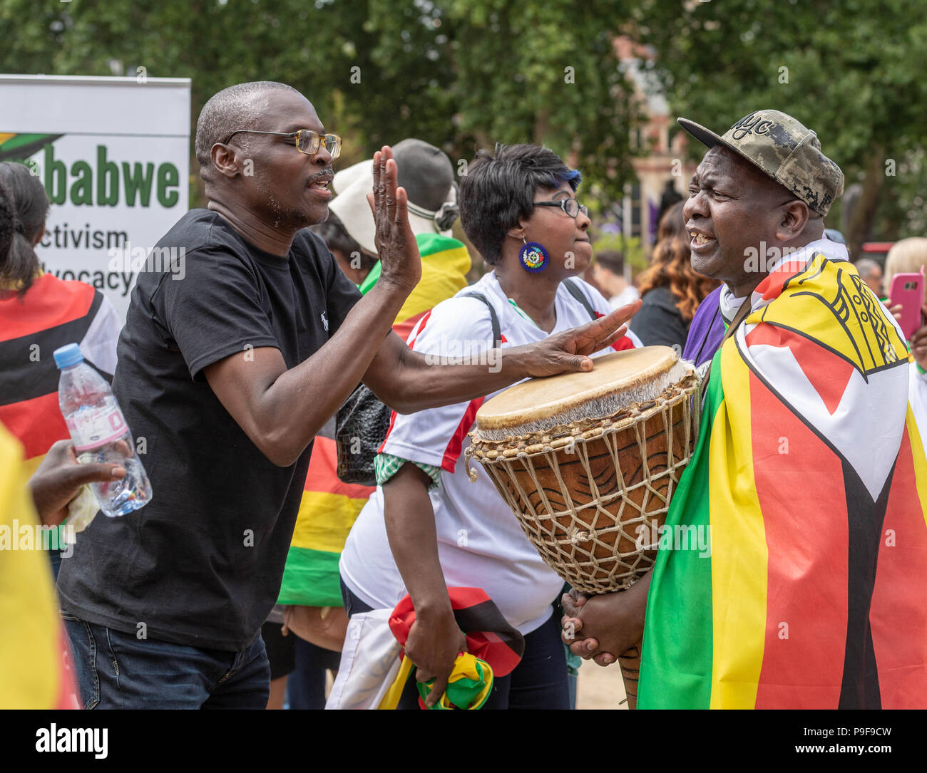 Londra 18 luglio 2018 UK zimbabwani protesta al di fuori della House of Commons contro le deportazioni forzate allo Zimbabwe di immigrati clandestini di credito DavidsonAlamy Ian Live News Foto Stock