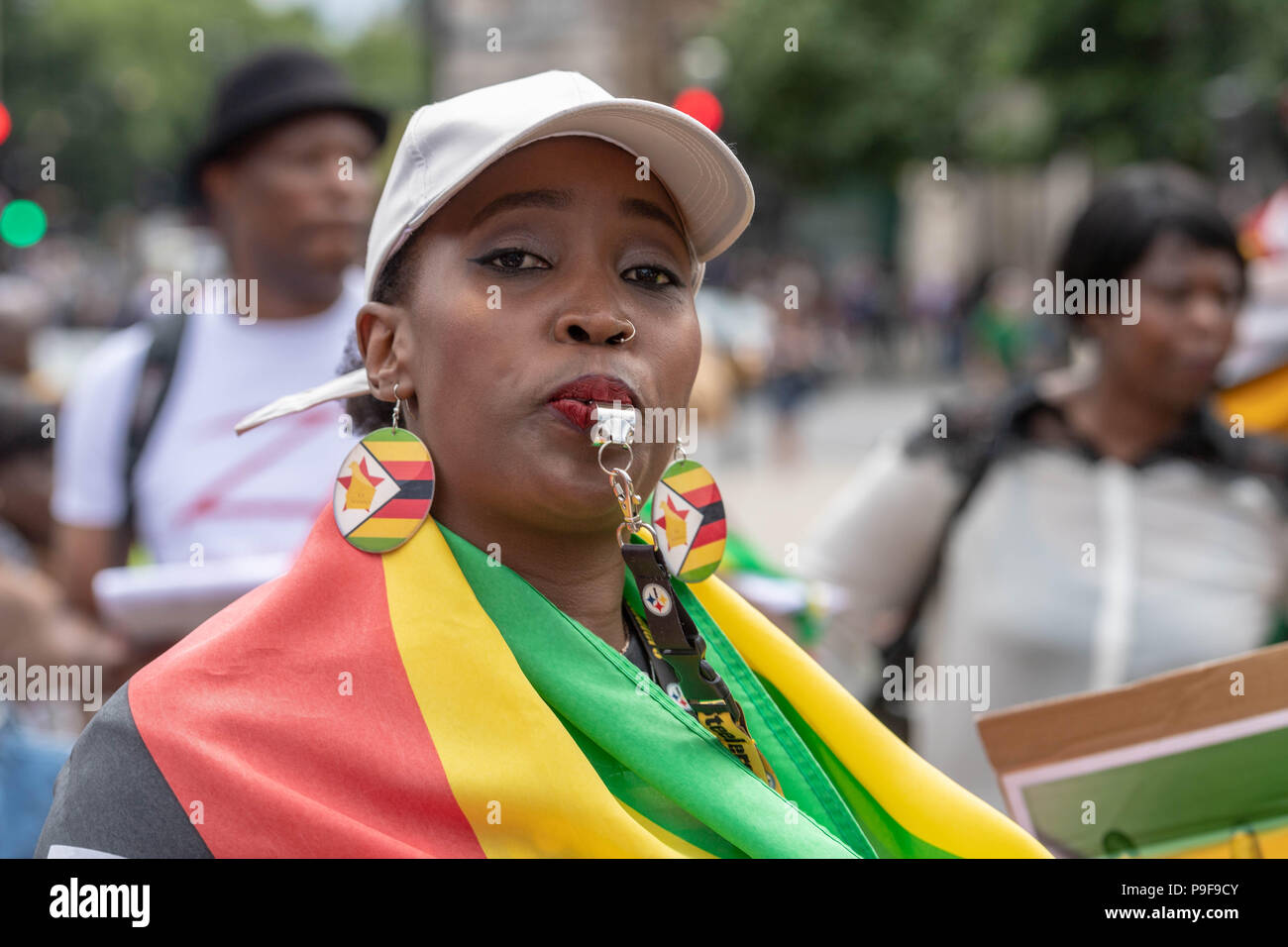 Londra 18 luglio 2018 UK zimbabwani protesta al di fuori della House of Commons contro le deportazioni forzate allo Zimbabwe di immigrati clandestini di credito DavidsonAlamy Ian Live News Foto Stock