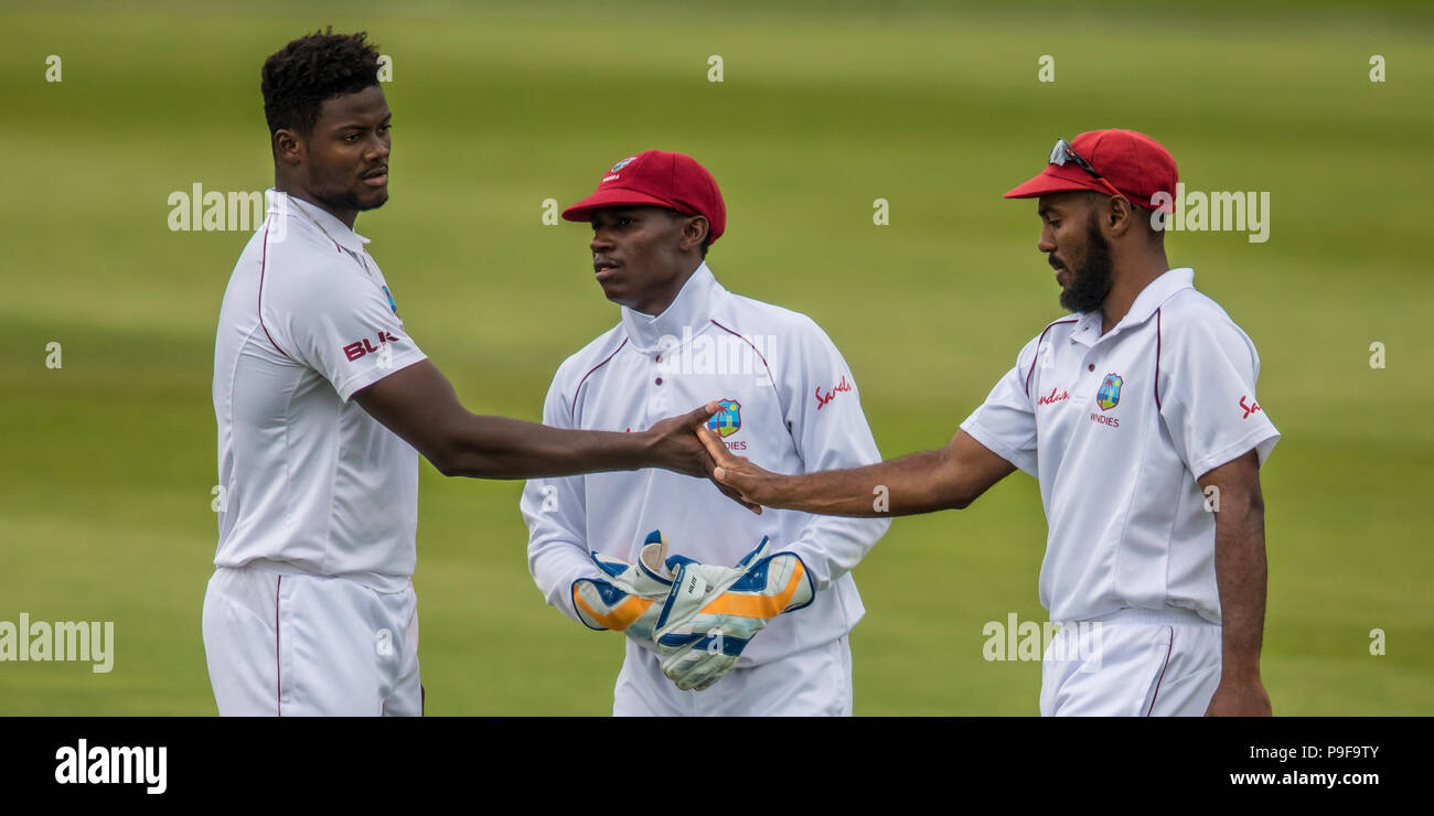 Londra, UK. 18 Luglio, 2018. Romario Pastore .celebra come ottenere il paletto di Mark Stoneman bowling per la West Indies "A" touring lato contro Surrey al ovale. David Rowe/Alamy Live News Foto Stock