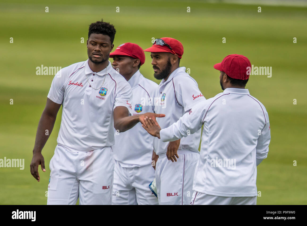 Londra, UK. 18 Luglio, 2018. Romario Pastore .celebra come ottenere il paletto di Mark Stoneman bowling per la West Indies "A" touring lato contro Surrey al ovale. David Rowe/Alamy Live News Foto Stock