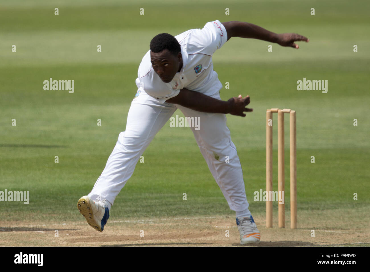Londra, UK. 18 Luglio, 2018. Odean Smith bowling per la West Indies "A" touring lato contro Surrey al ovale. David Rowe/Alamy Live News Foto Stock