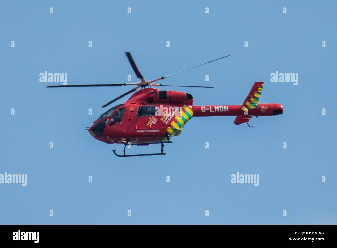 Londra, UK. 18 Luglio, 2018. A Londra Air Ambulance vola su ovale come Surrey riprodurre il West Indies "A" lato touring. David Rowe/Alamy Live News Foto Stock