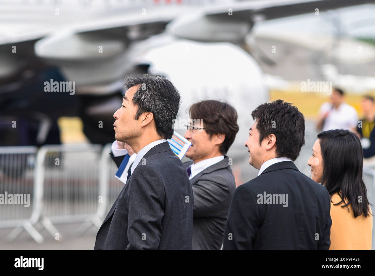Asiatici, uomini d'affari, uomini d'affari, donne, uomini al Farnborough International Airshow, FIA 2018, Regno Unito. Giorno commerciale per affari Foto Stock