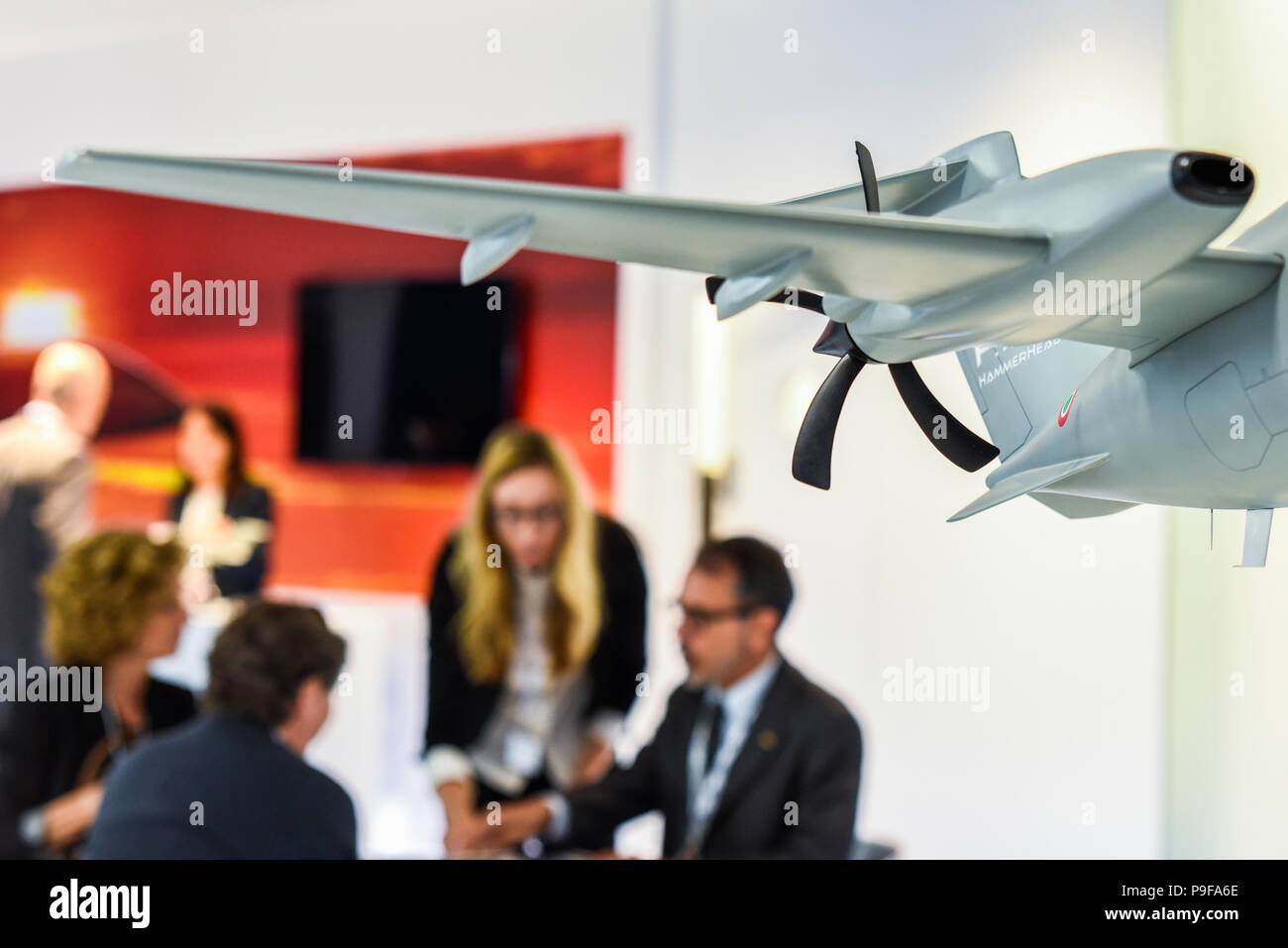 Piaggio stand con business meeting al Farnborough Airshow internazionale, FIA 2018, UK. Giorno di negoziazione per il business Foto Stock